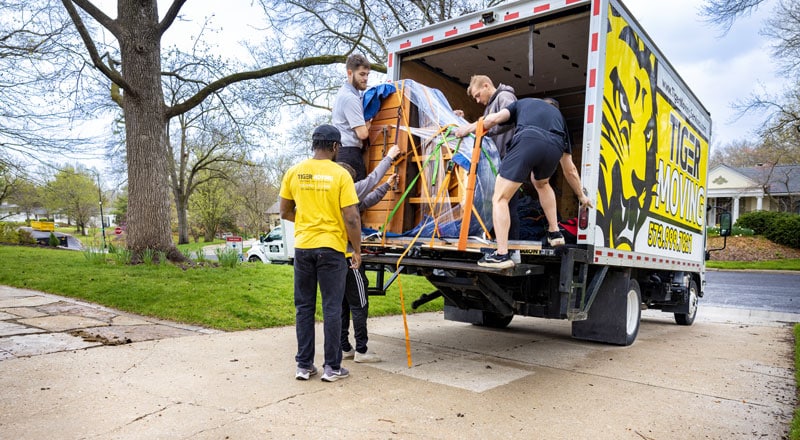 Best Time of Year to Move in Missouri: Weather, Costs & Seasonality